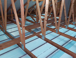 Zateplení stropu novostavby pomocí foukané izolace